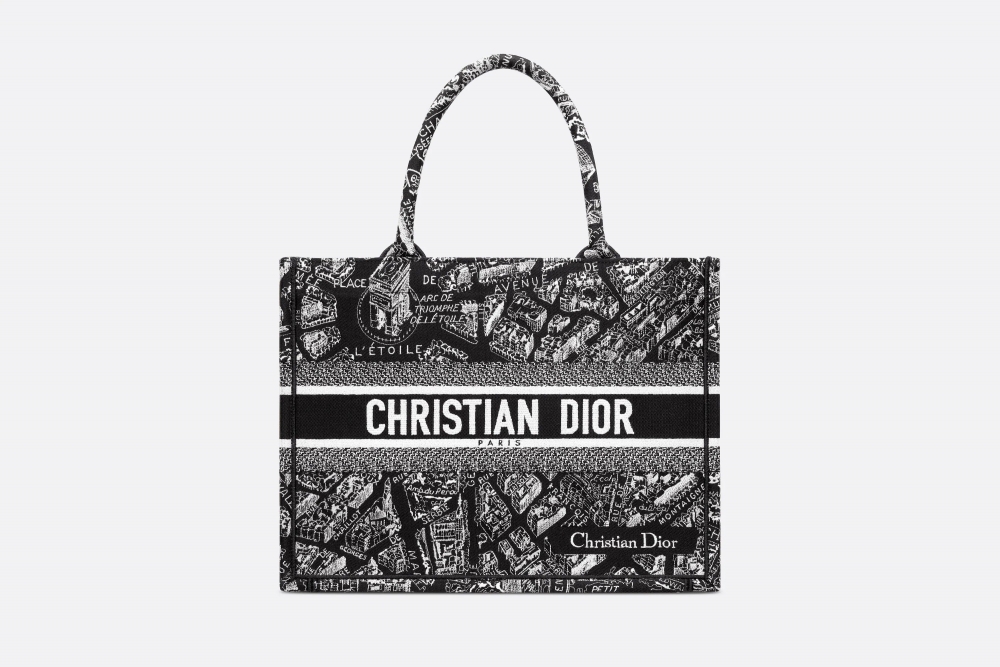 黑色款式的Medium Dior Book Tote。