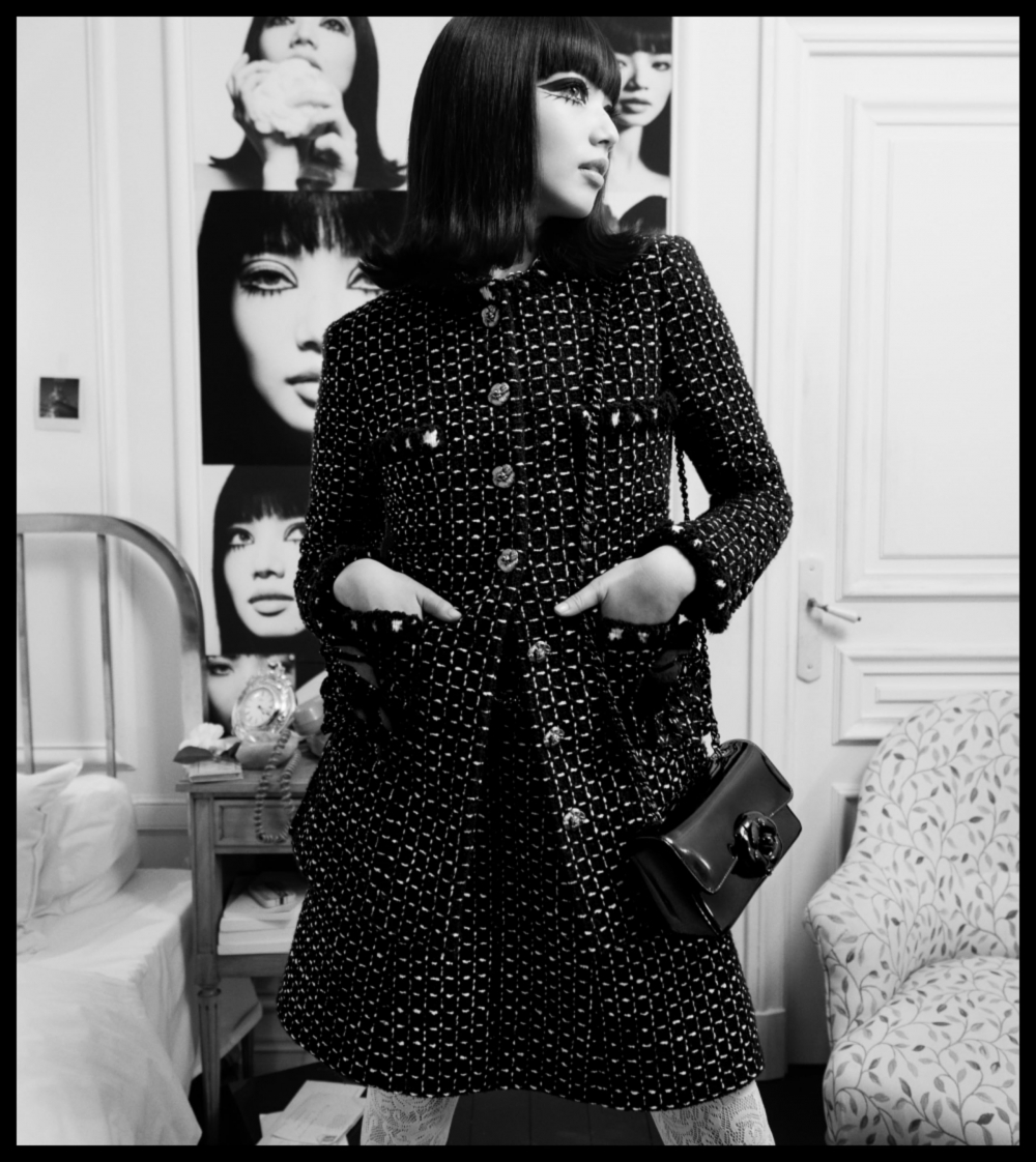 深黑色的全框眼線相當搶眼