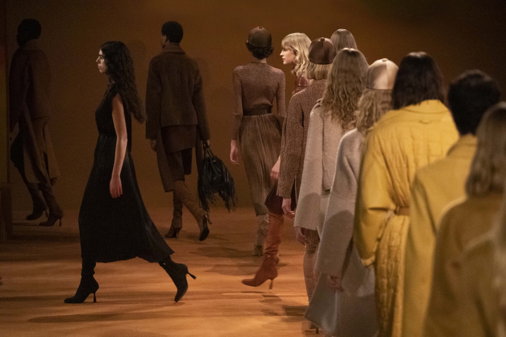 頭髮象徵著力量、誘惑和魔力,將概念運用在本季秀場上,讓衣服變得生動起來