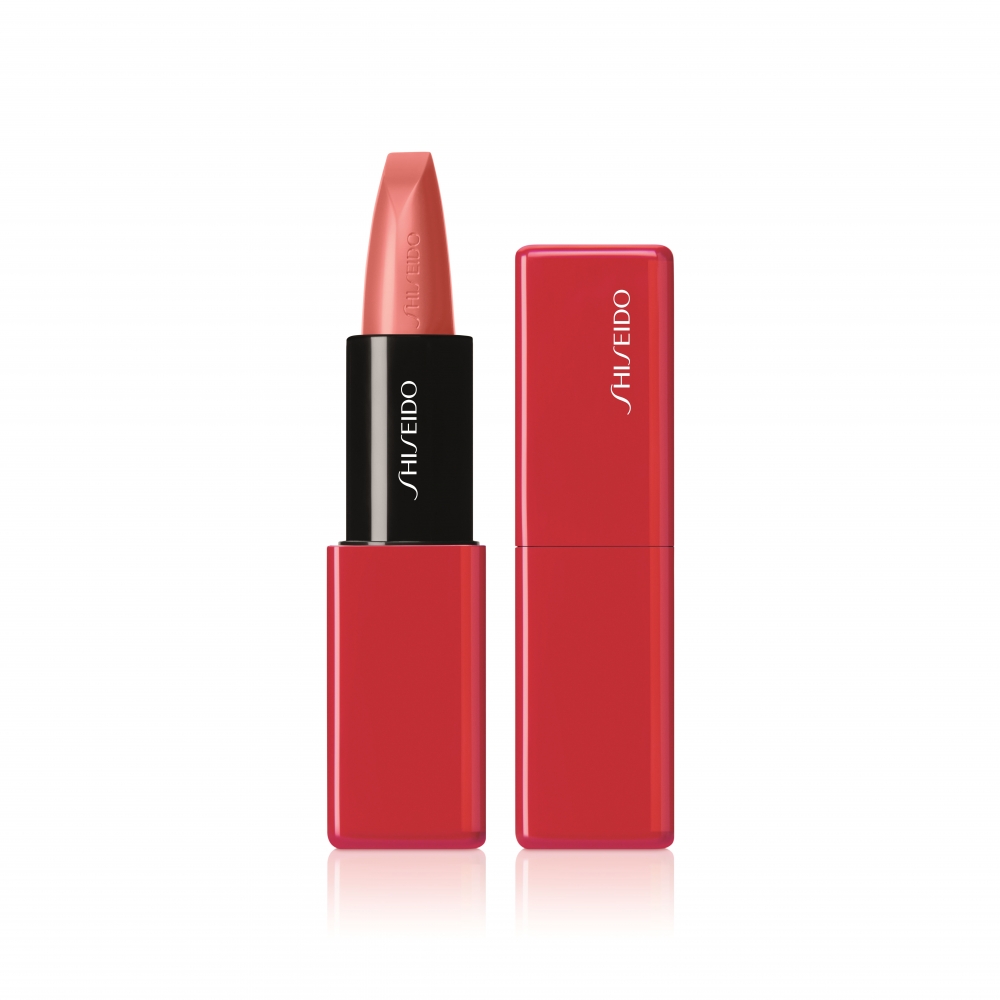 唇膏的子彈型斜面設計有助精準勾畫唇形輪廓，初學者也能輕易駕馭。