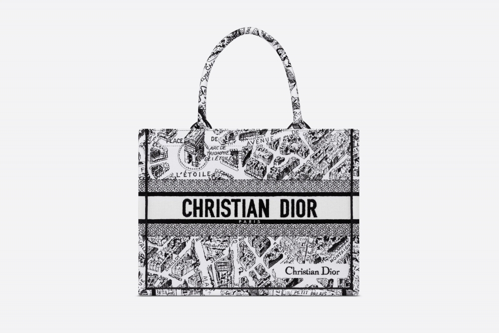 白色款式的Medium Dior Book Tote。