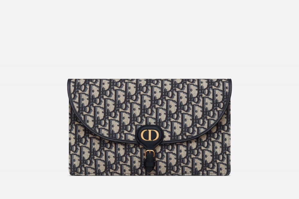 採用翻蓋飾有裝飾性CD扣帶來優雅的樣貌