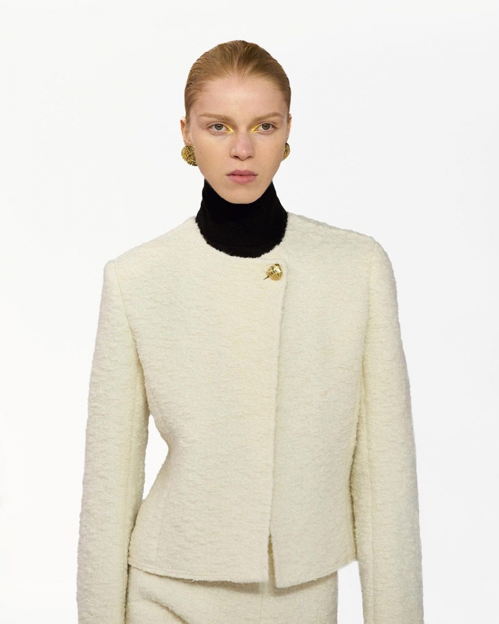 眼角內側點綴明亮眼影