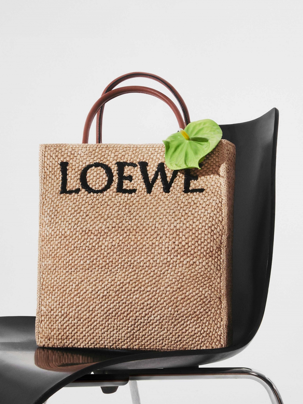 LOEWE Standard A4 Tote Bag in Raffia原色款式形象廣告照。