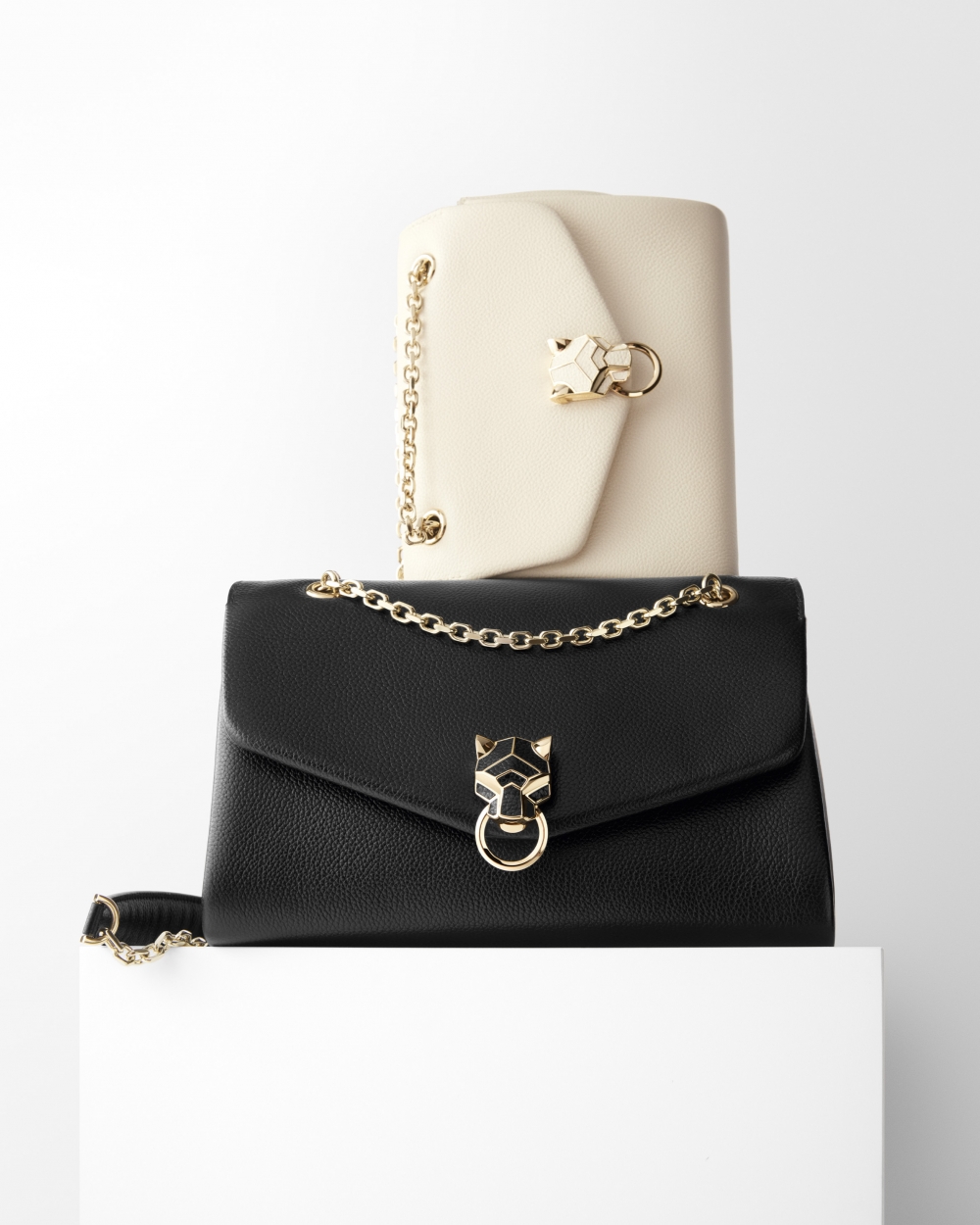 像是百搭的黑色以及白色。