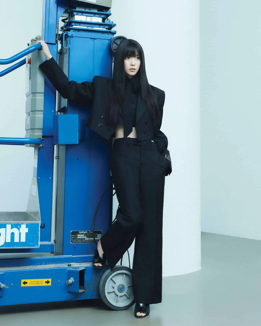 穿起短版西裝外套變得更加俐落帥氣