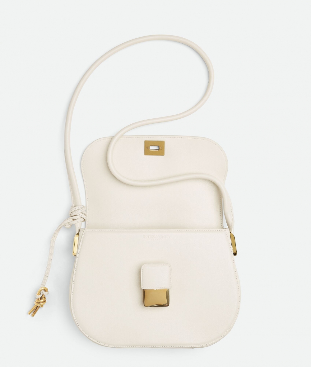 色調沉穩的黃銅飾面搭扣設計