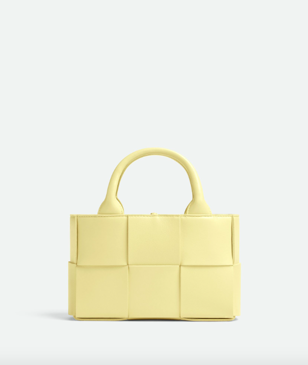 入手有著摩登大編織的Candy Arco Tote Bag。