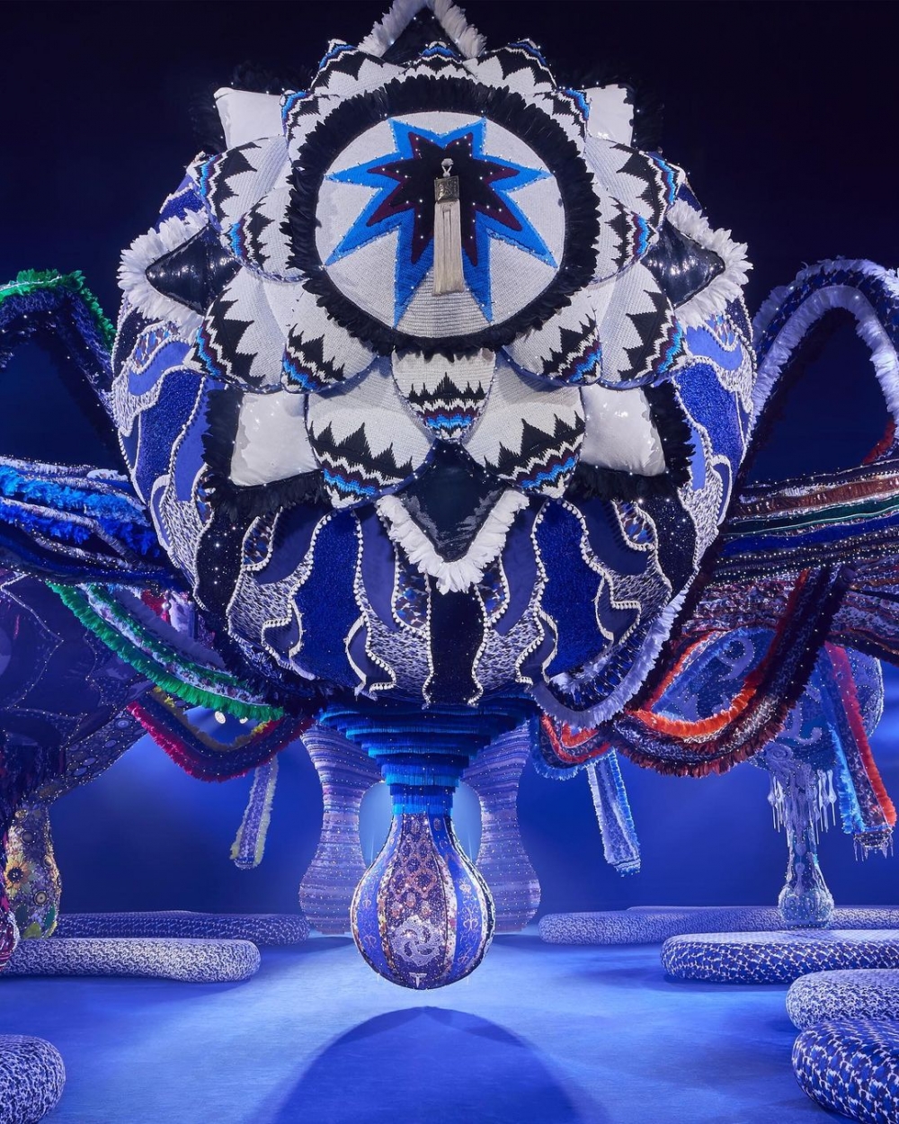 宛如觸手般的有機物體佔據了整個空間