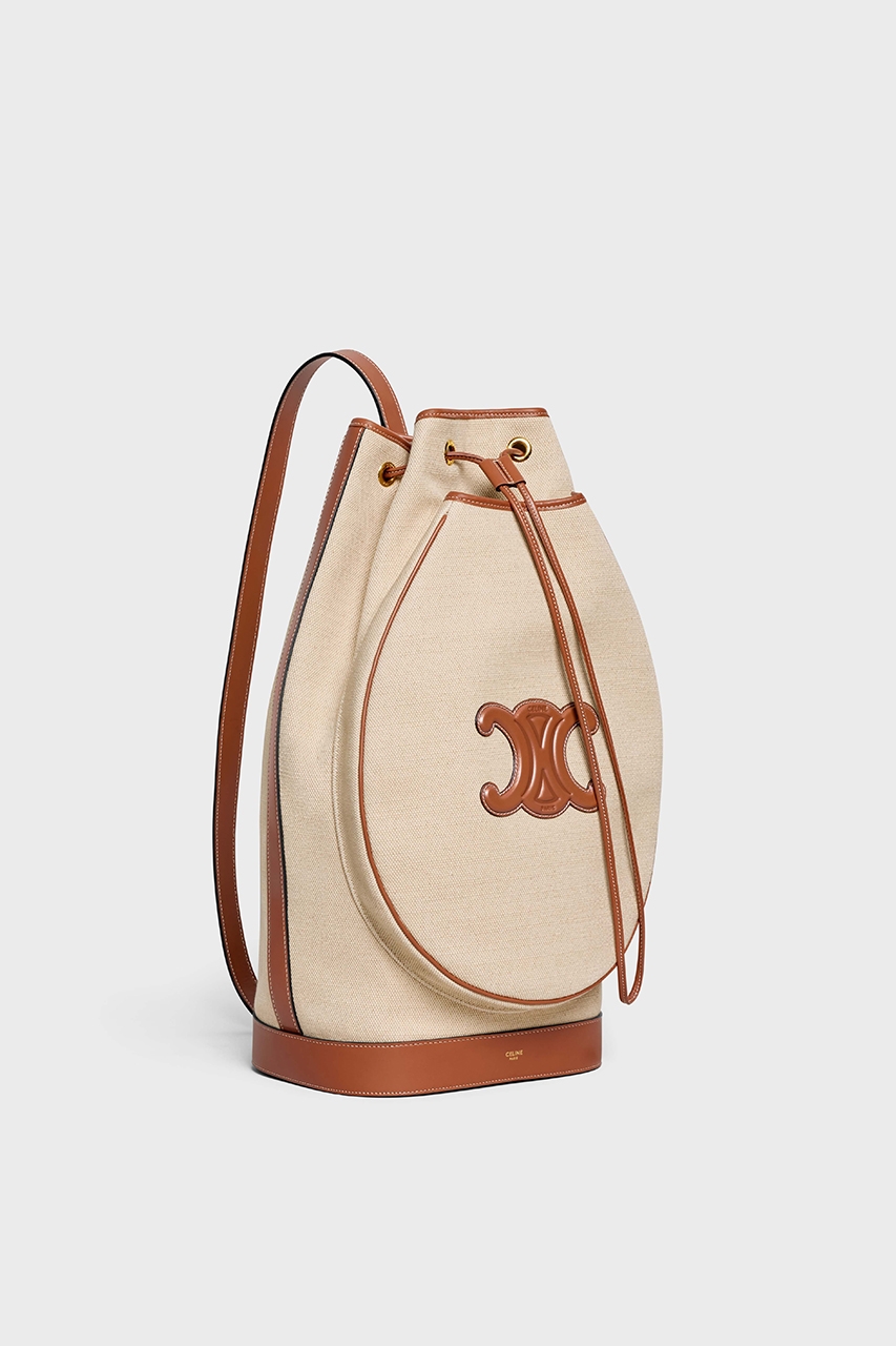 束口袋式手袋設有球拍型的口袋