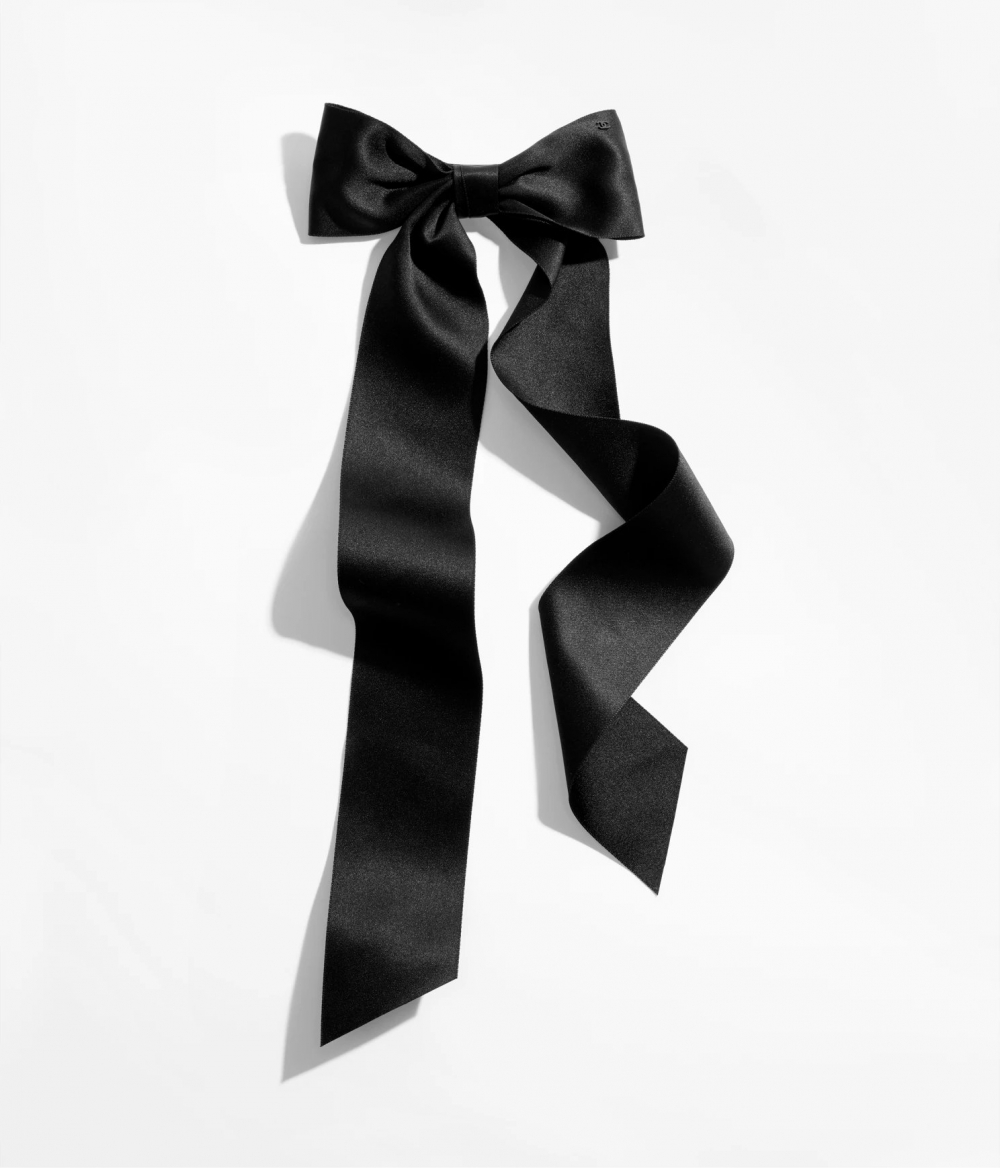 有著黑色絲緞蝴蝶結設計的Bow Barrette。