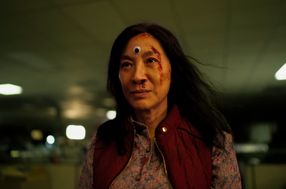 讓她創下事業巔峰的作品《Everything Everywhere All at Once》。