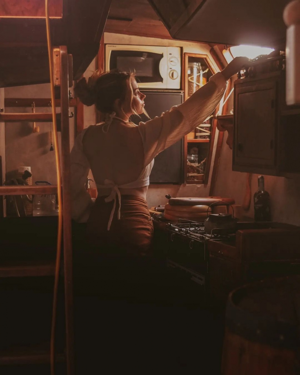 整個船艙經過她的精心佈置也變得溫馨