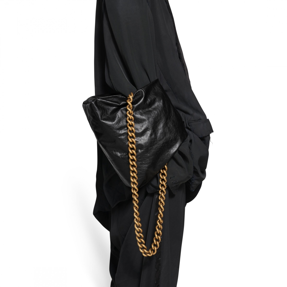 模特兒詮釋Puffer Small Bag。