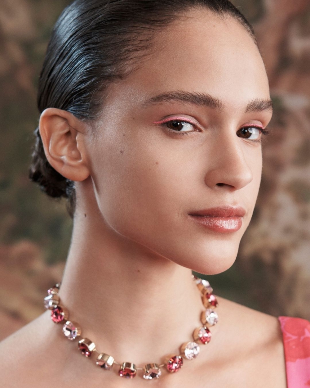 纖細繽紛眼線看起來更俏皮