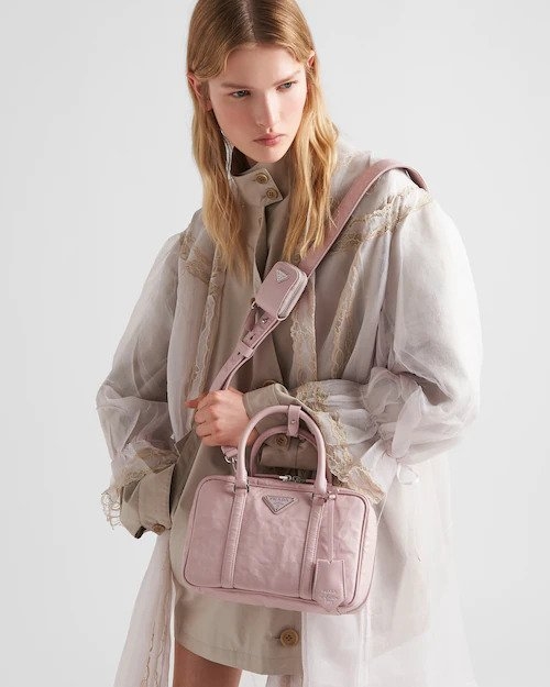 模特兒演繹Medium Antique Nappa Leather Top Handle Bag-Alabaster Pink。