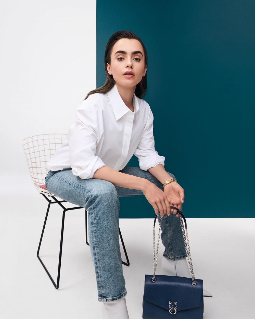 穿上白色襯衫搭配牛仔褲的知性造型。