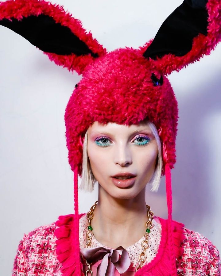 Anna Sui的秀場畫上繽紛眼妝