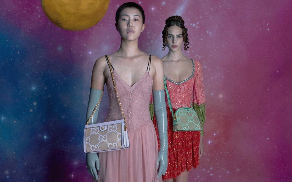 Gucci全新煥新演繹GG字母組合圖案包袋。