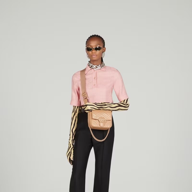 附上兩種揹帶，讓你可以搭配當日的穿搭。