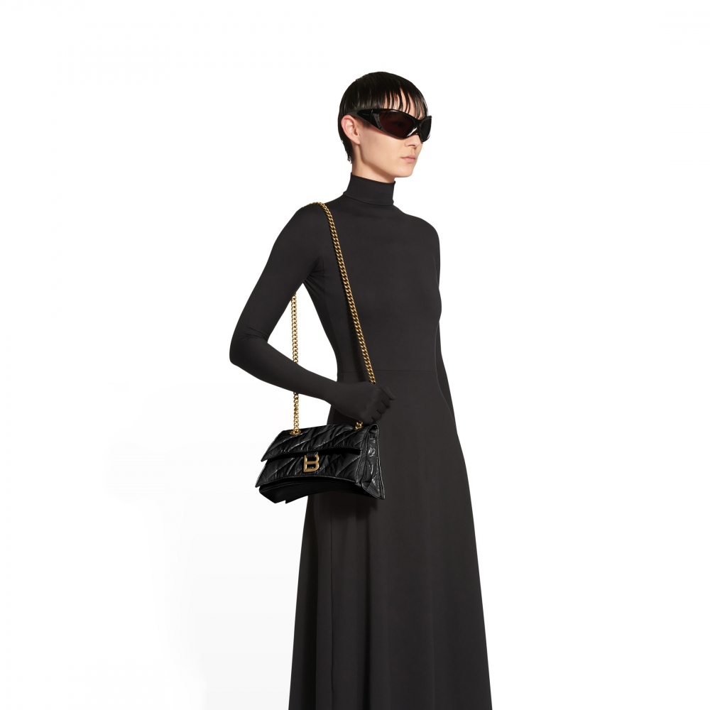模特兒詮釋Crush Small Chain Bag。