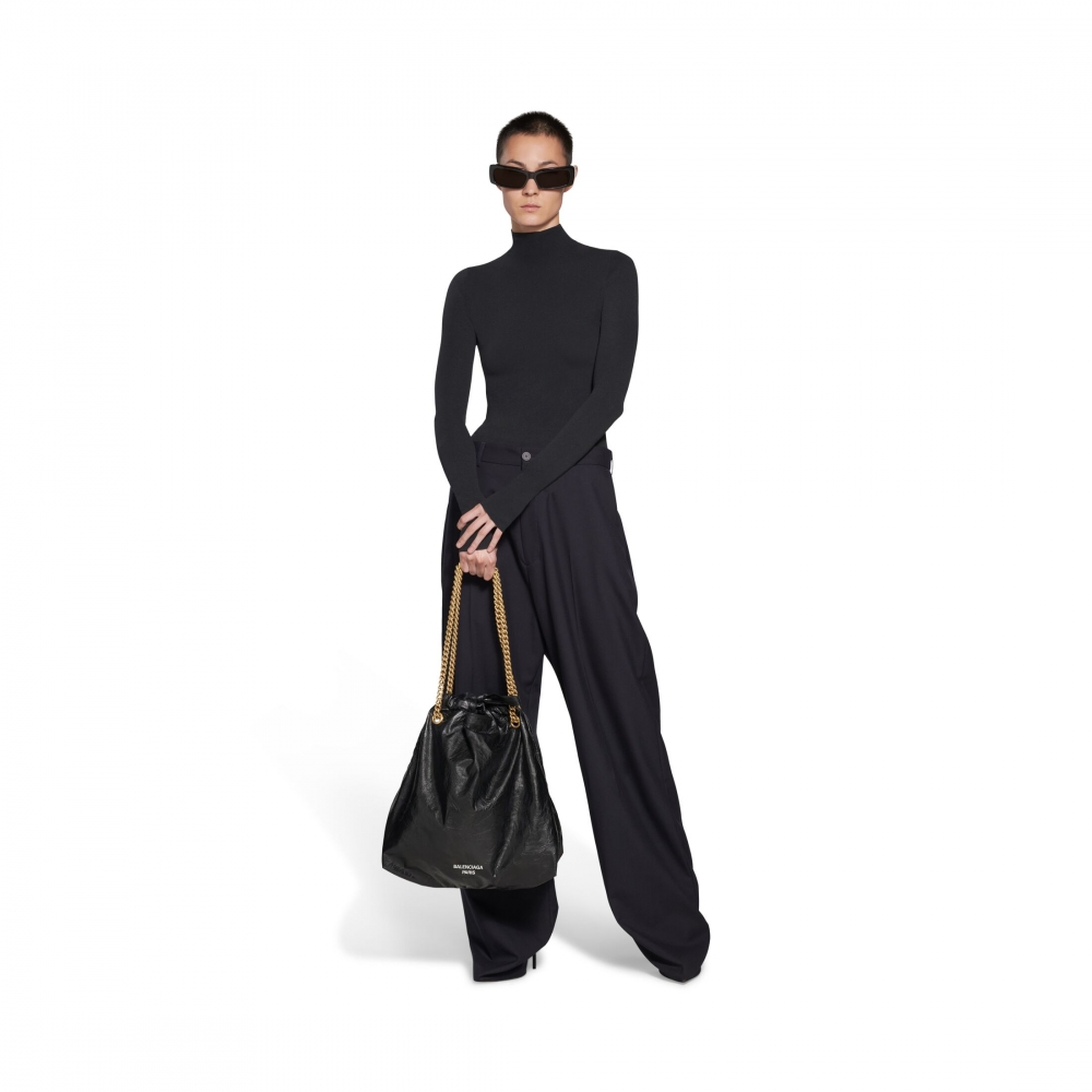 模特兒詮釋大號Crush Tote Bag。