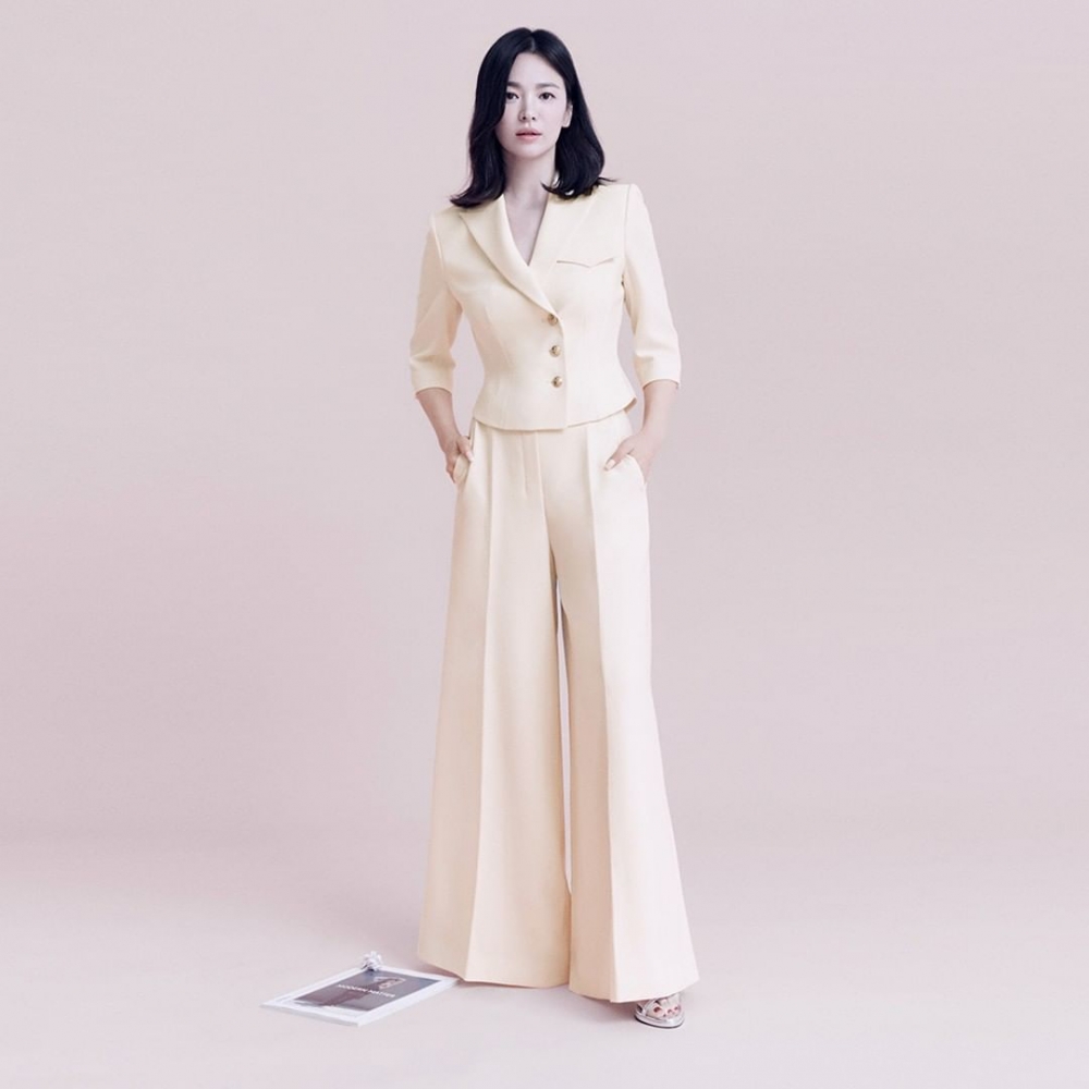 輕柔的顏色能讓原本較為正式的穿搭更加柔和。