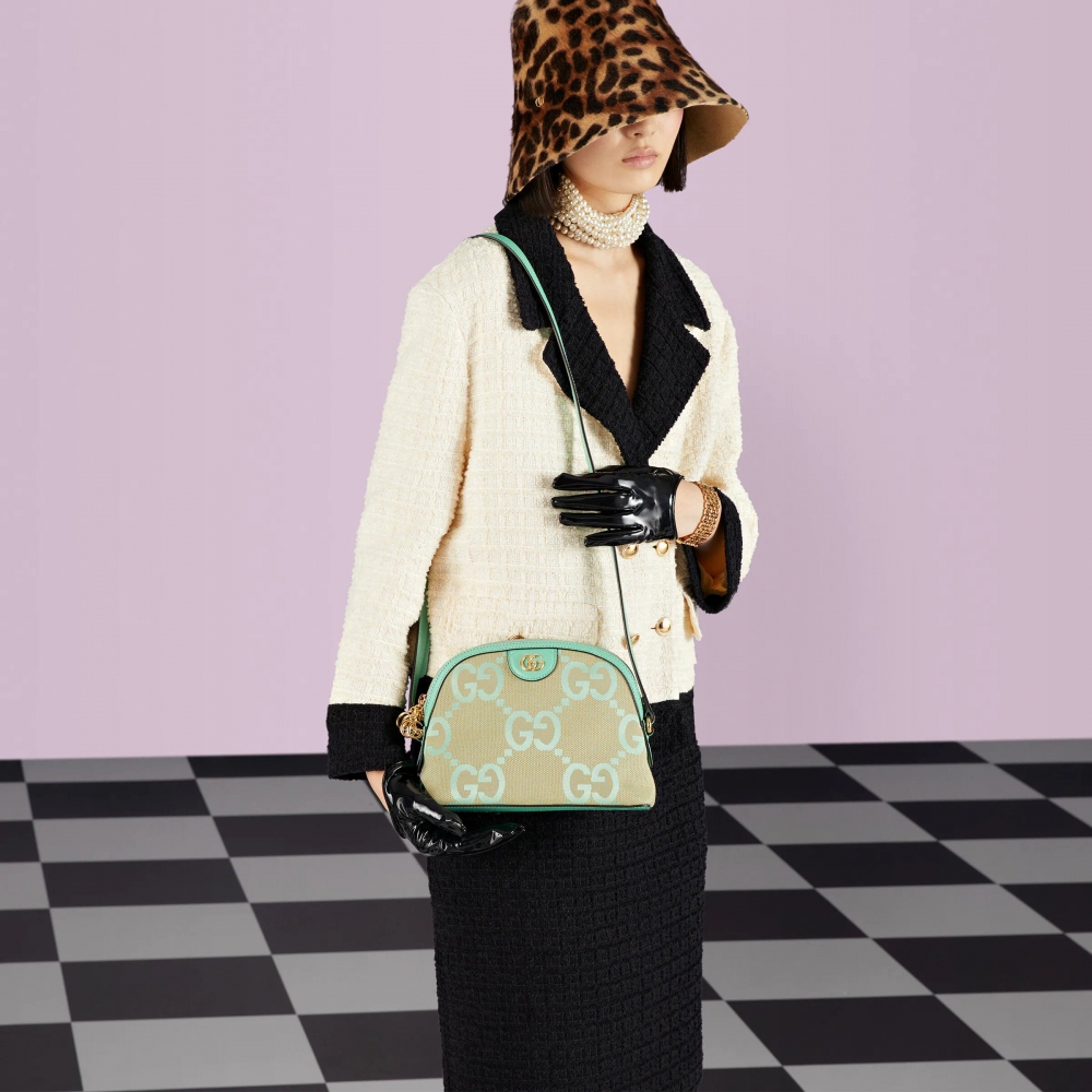 模特兒演繹Ophidia Jumbo GG Small Shoulder Bag。