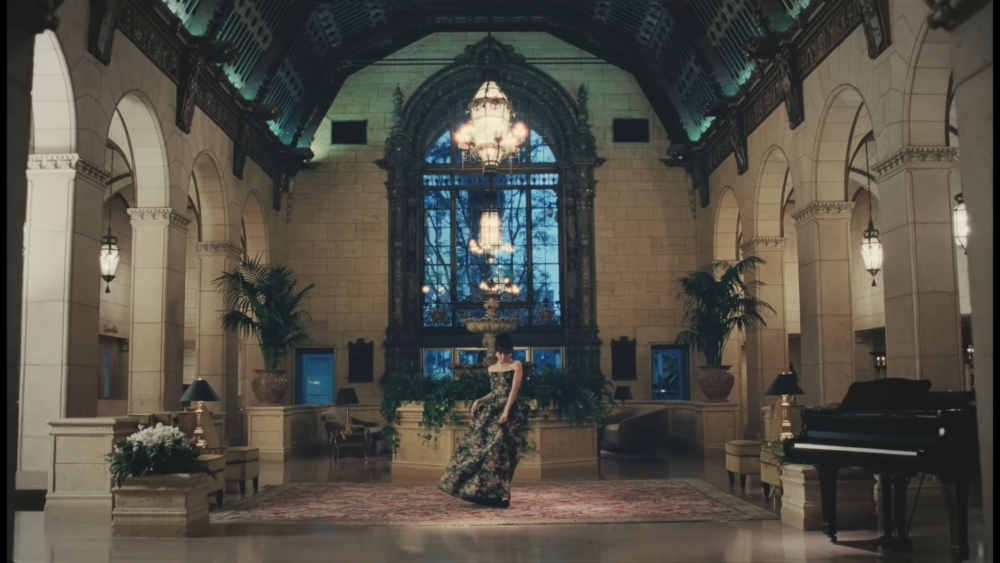 花卉及格紋渲染復古氛圍