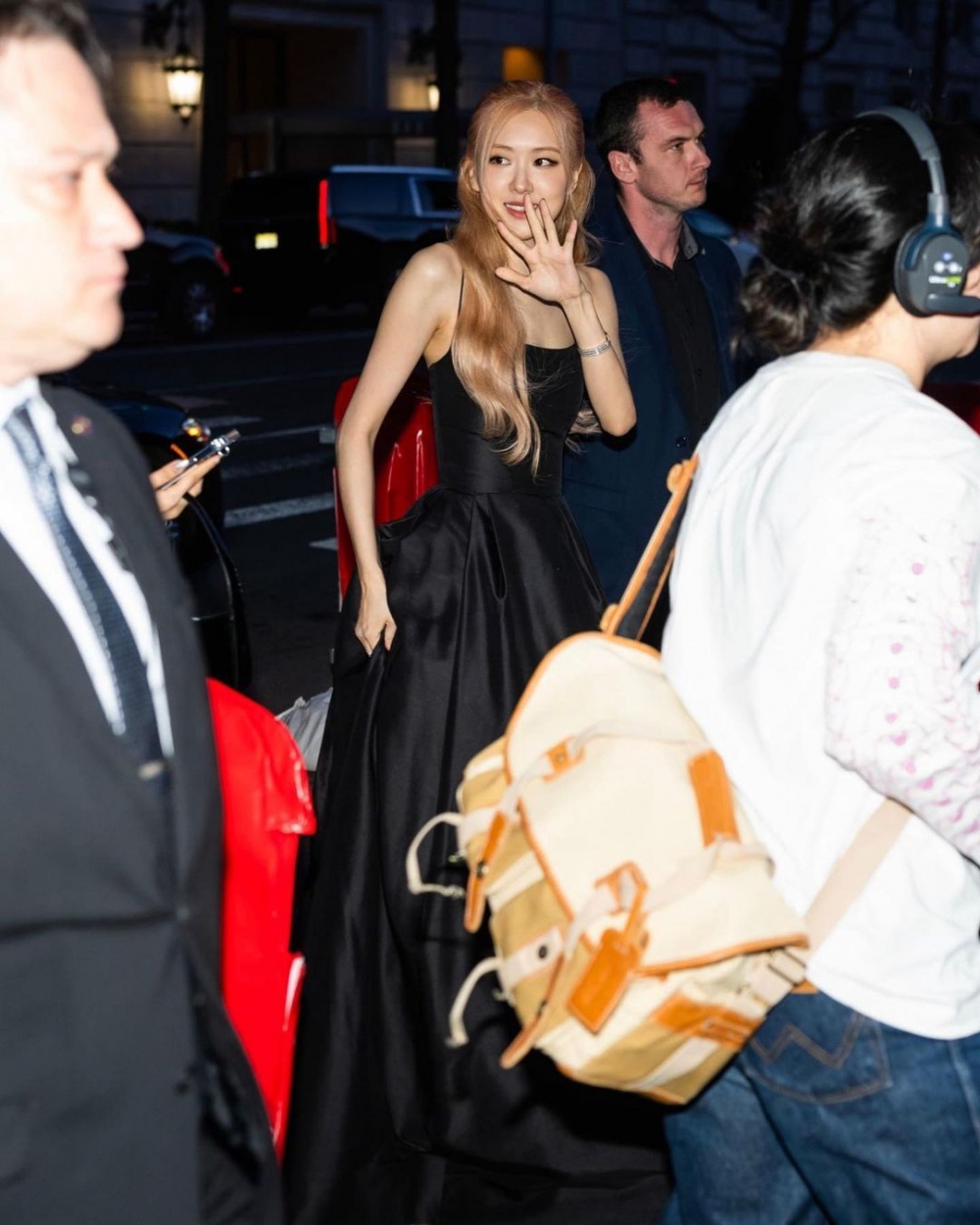 Rosé這次以一襲絕美禮服出席活動。