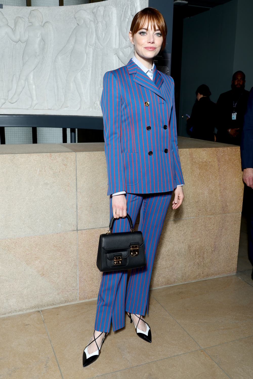Emma Stone身穿藍色西裝時髦亮相。