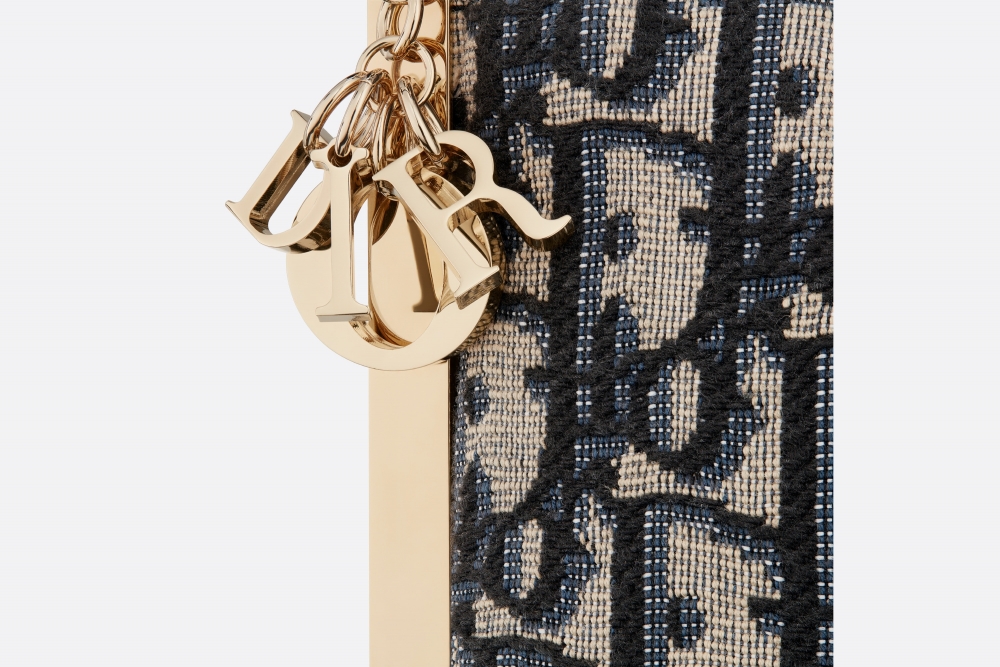 綴以 D.I.O.R. 吊飾和金色飾面金屬細節