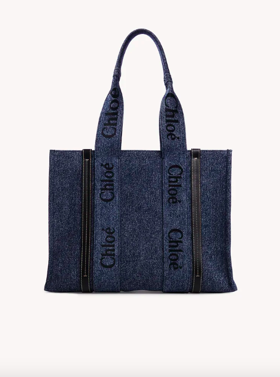 有著實用尺寸的Medium Woody Tote Bag。