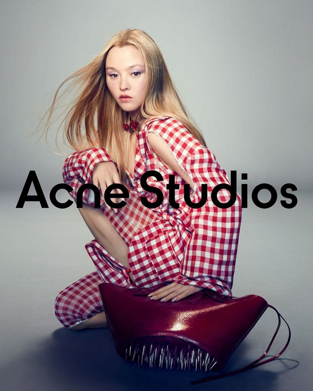 Acne Studios呈現甜美與恐怖的矛盾美感
