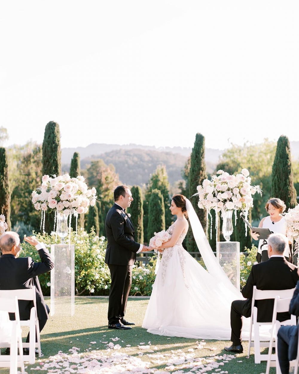 挑選在戶外場所舉辦婚禮,一幕幕都是充滿仙氣。