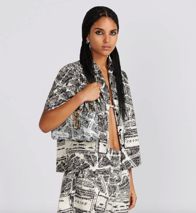 它有著長方型設計的廓形。