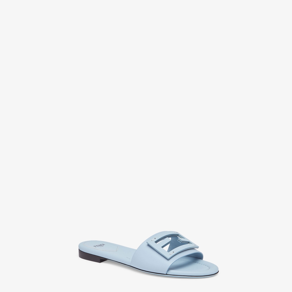 以淺藍色皮革製作並配有寬帶設計。