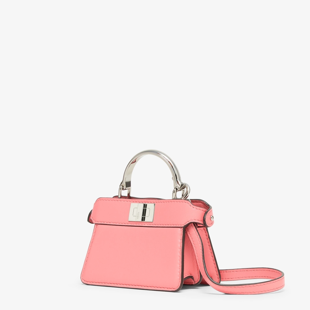 FENDI最新推出的Nano Peekaboo Maxi Handle。