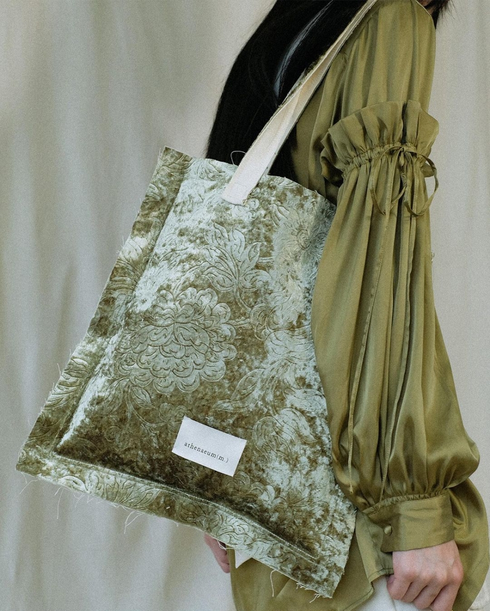 也有推出質感的天鵝絨Tote Bag。