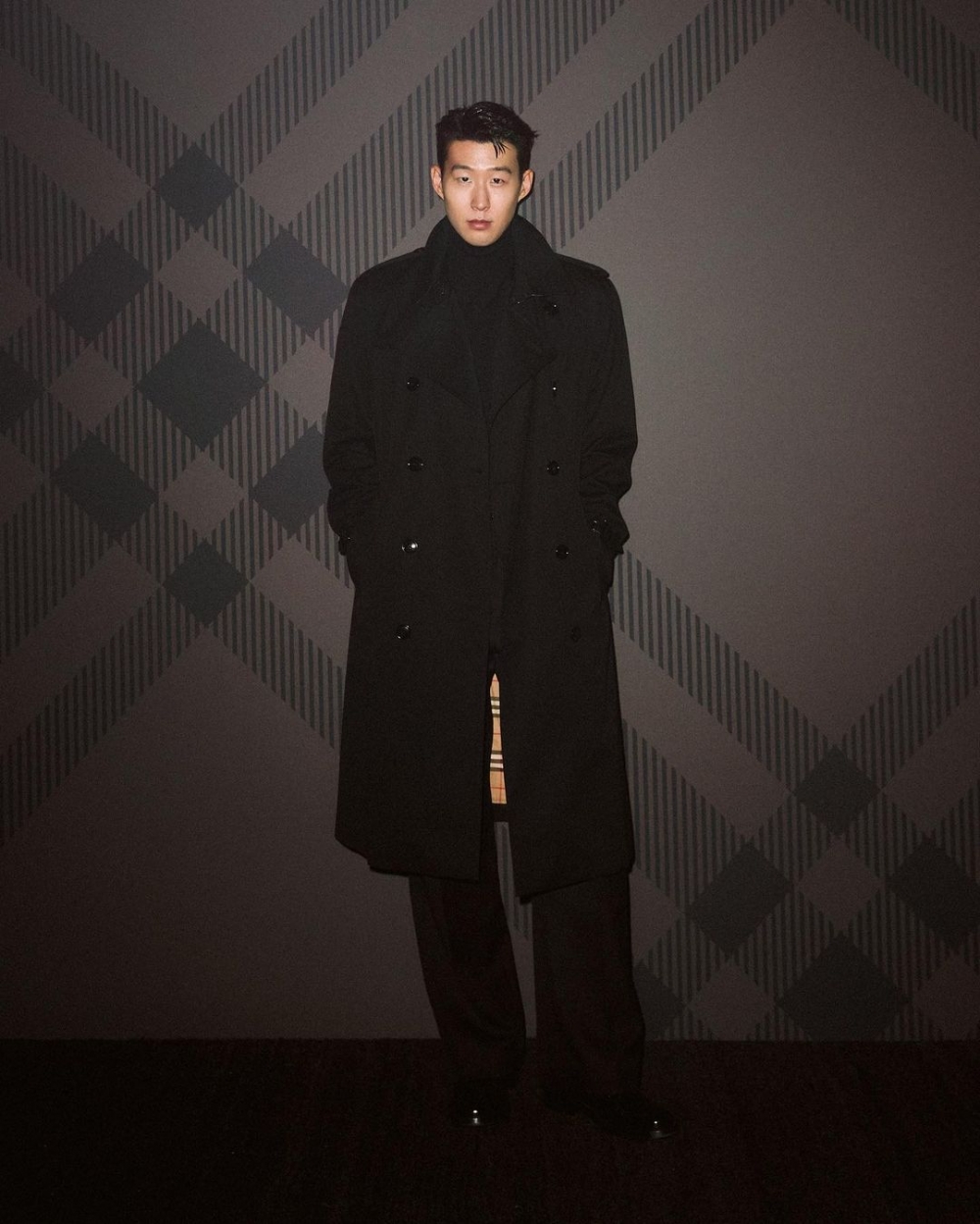 身為Burberry品牌大使的他,也展現自己時尚的一面。