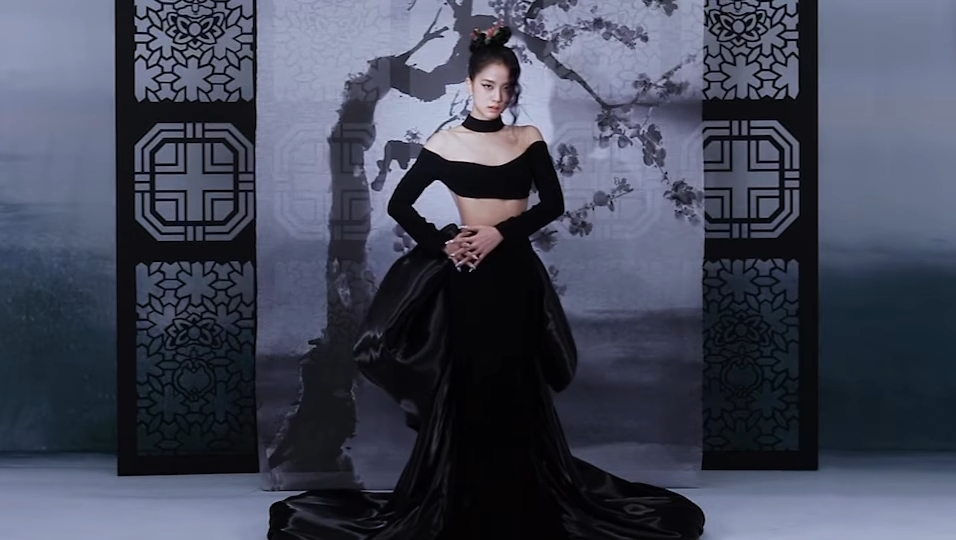 Jisoo沉著而灑脫的高雅形象