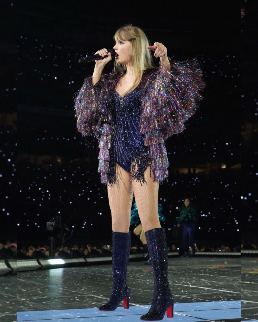 這套午夜藍的服裝是Oscar de la Renta的設計。