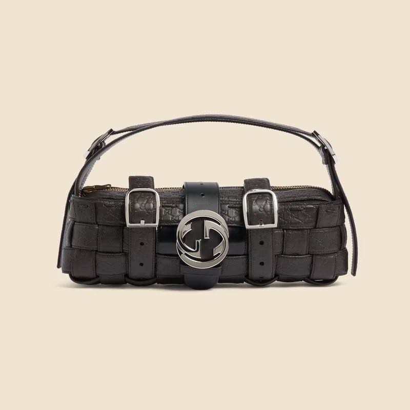 另一款有著銀色金屬搭配的Upcycled Buckle Baguette Bag。