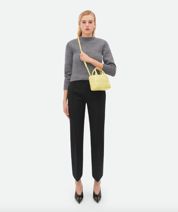 Bottega Veneta將眾多手袋都換上鵝黃色。