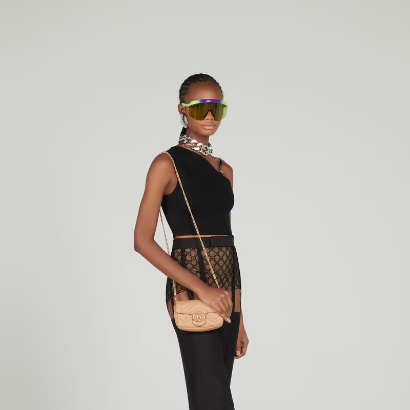 輕巧的尺寸，為你的造型增添質感。