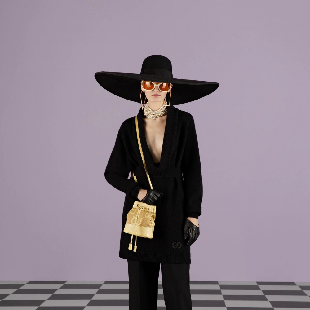 模特兒演繹Ophidia Jumbo GG Mini Bucket Bag。