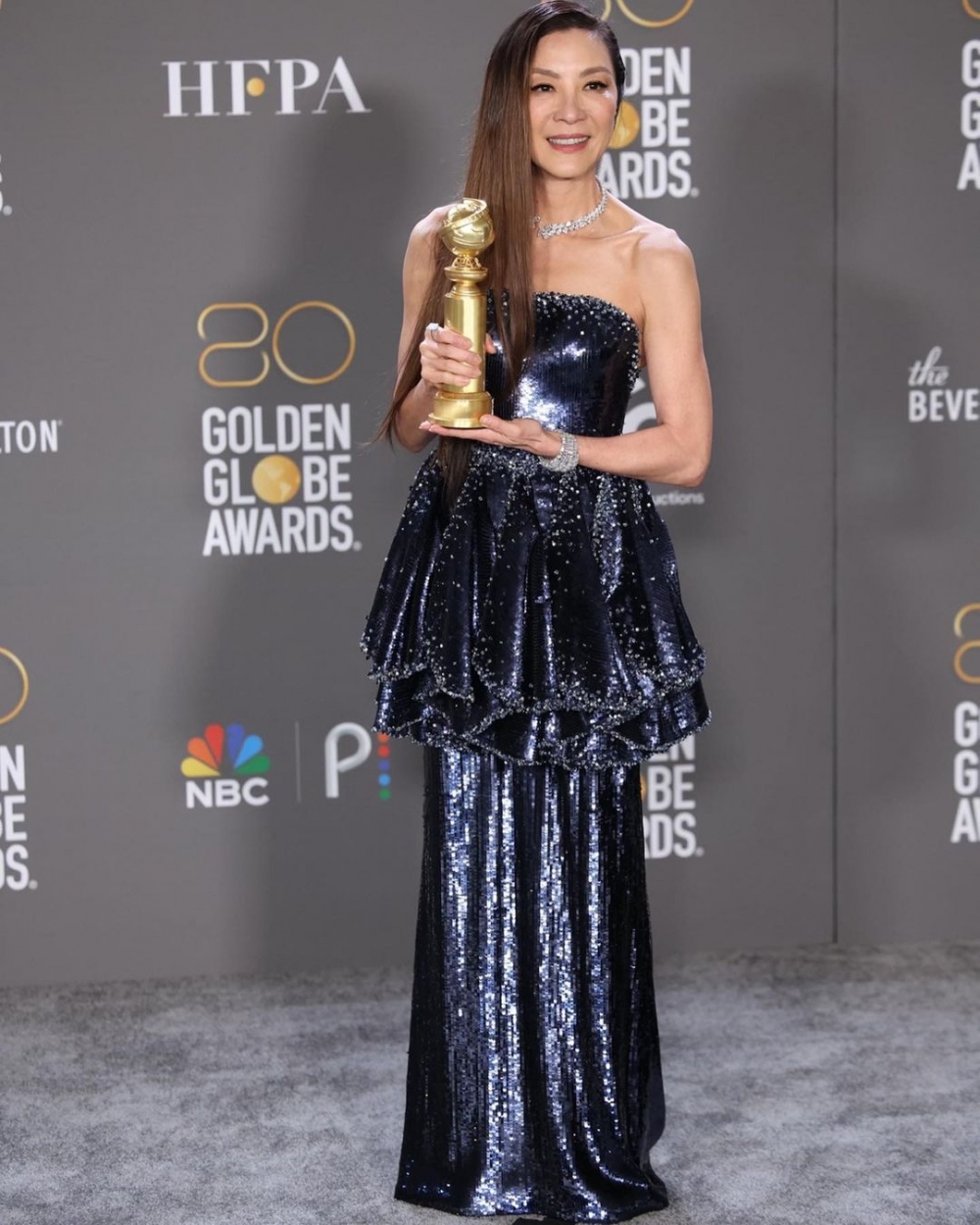 在出席金球獎時,她穿上閃閃的午夜藍色Armani Privé禮服。