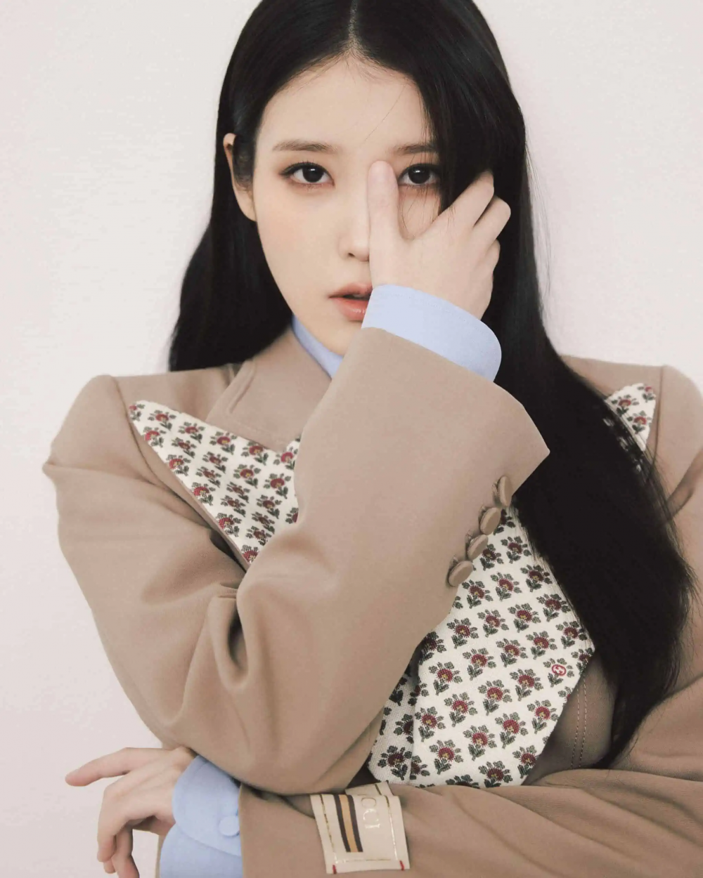 韓國版《Harper's BAZAAR》3月份邀請IU拍攝封面時尚畫報,以「雙面人」為主題