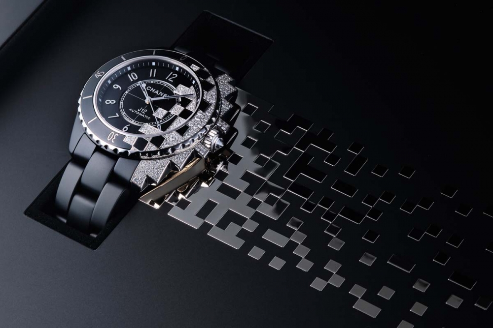 CHANEL 設計帶有像素圖案、印刷電路板、在黑暗中發光的錶盤
