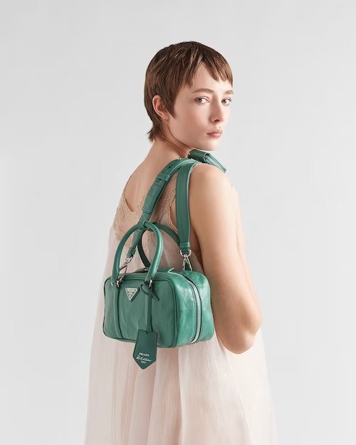 模特兒演繹Small Antique Nappa Leather Top Handle Bag。